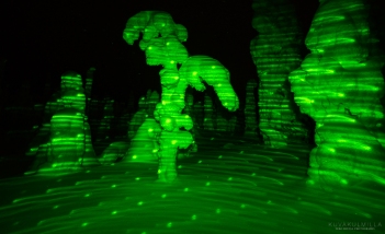 Kuusamon Konttaisella laserpointterilla vihreäksi värjätty tykkylumimaisema.